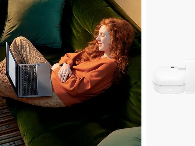 Dame sitter på sofaen med en Galaxy Book4 på fanget