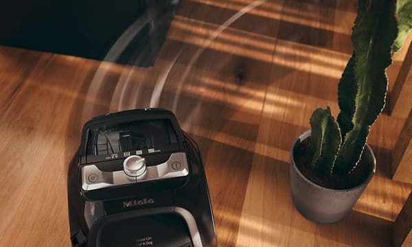 Mielen pölypussiton pölynimuri seuraa käyttäjäänsä TrackDrive-ominaisuuden ansiosta
