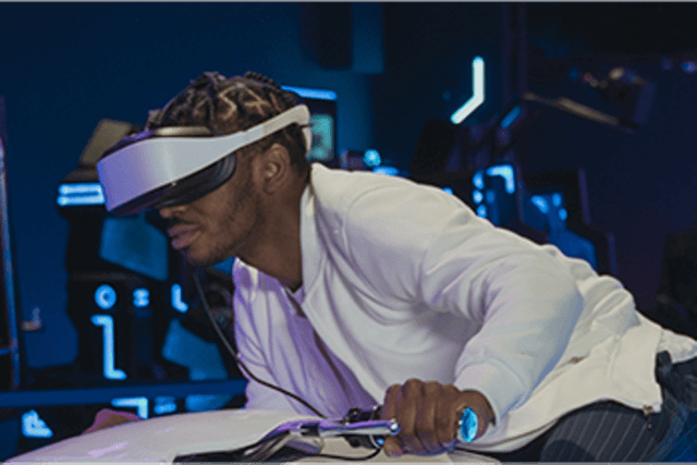 Computing - TP Link WiFi 7 - Mann har på et VR-headsett