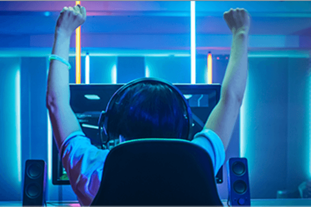 Computing - TP Link WiFi 7 - Gamer med sine armer i lufta