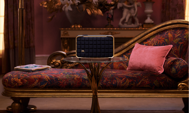 Enriched - CE - JBL Authentics 200 højttaler på et bord set langt fra