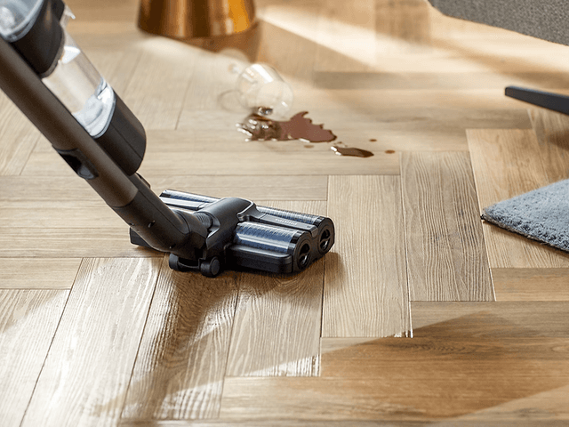 Philips Aquatrio 9000 series varsi-imuri puhdistamassa lattioita