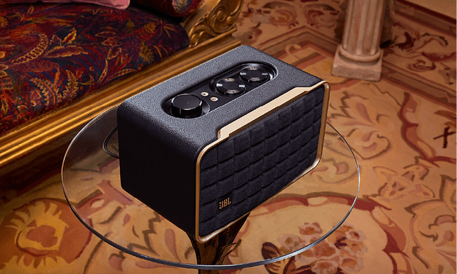 JBL Authentics 200 -kaiutin pöydällä yläviistosta kuvattuna
