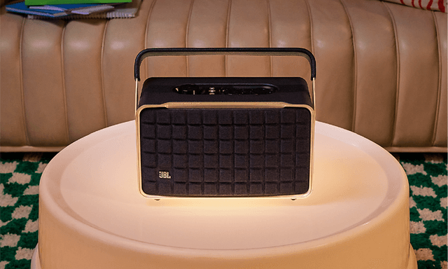 JBL Authentics 300 -kaiutin kuvattuna suoraan edestä