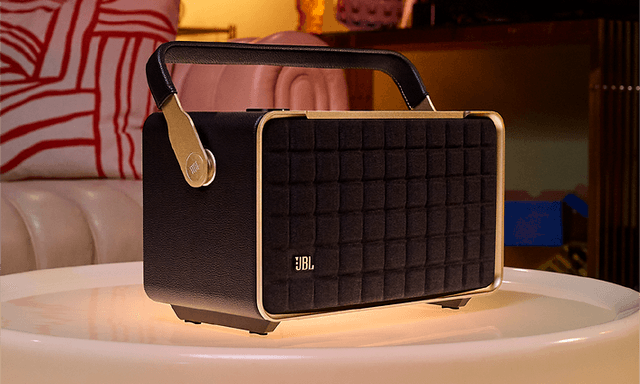 JBL Authentics 300 -kaiutin kuvattuna sivuviistosta