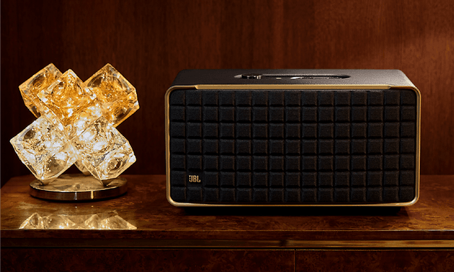 JBL Authentics 500 -kaiutin esillä pöydällä