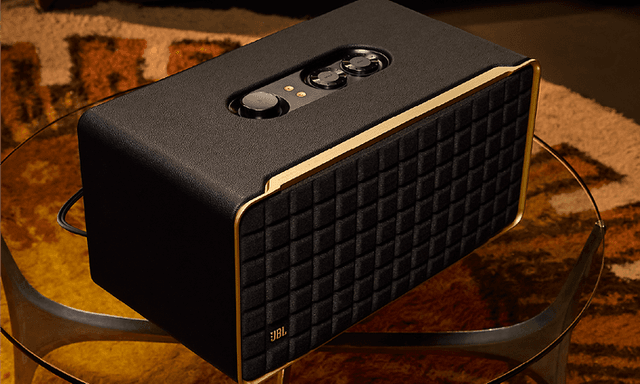 JBL Authentics 500 -kaiutin yläviistosta kuvattuna
