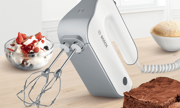 Bosch StyLine håndmixer på køkkenbord ved siden af skål med dessert og kage