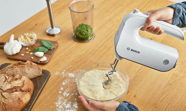 Person pisker dej med Bosch StyLine håndmixer dejkroge