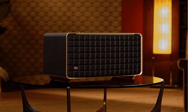 Enriched - CE - JBL Authentics 500 på et glassbord