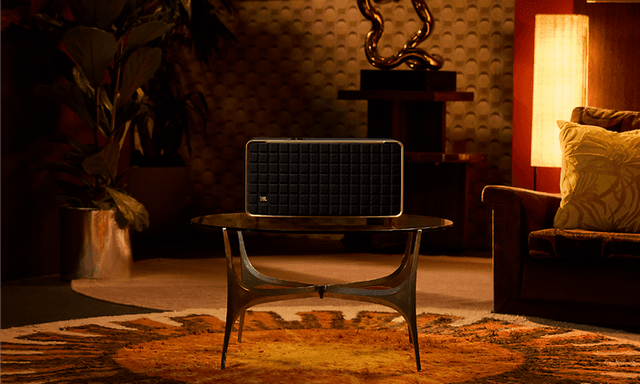 Enriched - CE - JBL Authentics 500 sett fra fronten og litt avstand