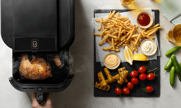 F&B Slim Line AirFryer med stekt kylling inni og pommes frites og grønnsaker ved siden av
