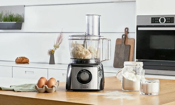 Bosch MultiTalent3 på kjøkkenbenken ved siden av egg og mel
