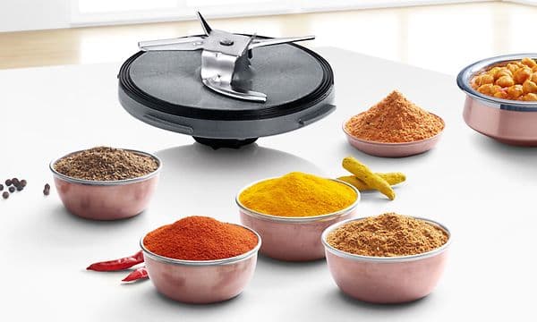 Bosch foodprosessor sitt kvernertilbehør ved siden av krydder