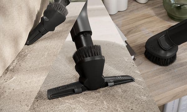 Electrolux 800 støvsuger med 3-i-1 teleskoprør som rengjør en sofa