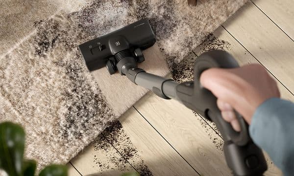 Electrolux 800 støvsuger der tilpasser sugeevnen til både hårde gulve og tæpper