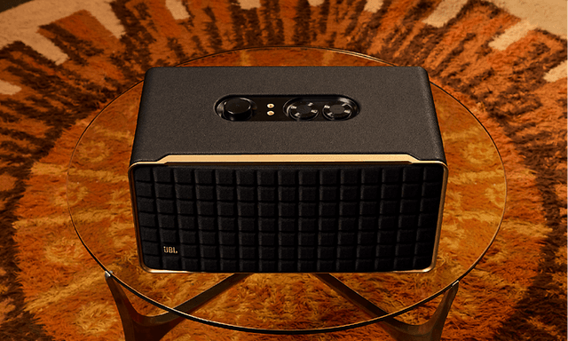 JBL Authentics 500 sett framifrån och något ovanför