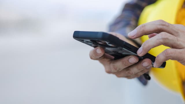 Tough phones - B2B - Person holding its phone in his hands