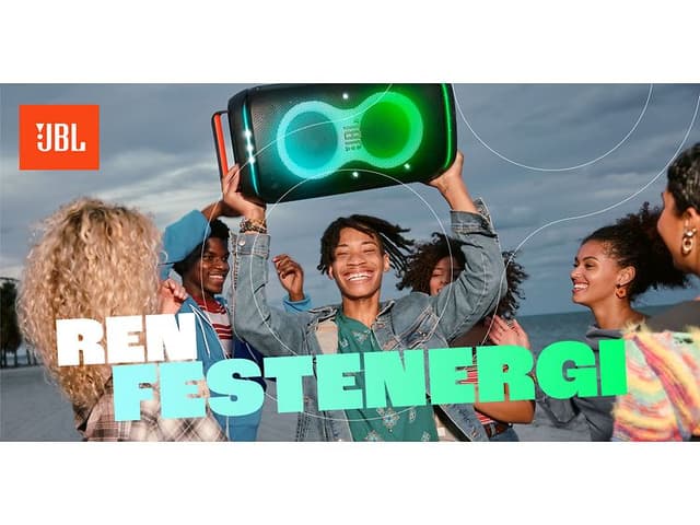 Ung mand holder JBL Partybox højttaler over hovedet mens han fester med sine venner