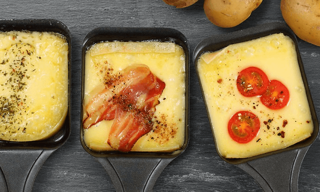 Tre raclette-jern med ost og topping