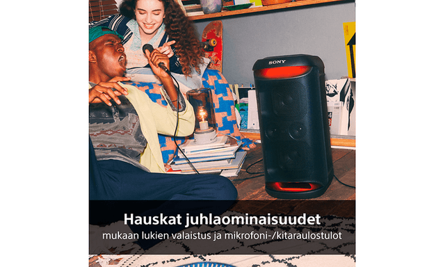 Nuori nainen ja mies laulaa mikrofoniin, joka on yhdistetty Sony XV500 -kaiuttimeen
