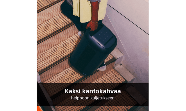 Henkilö kantaa Sony-bilekaiutinta ylös rappusia sen kantokahvan avulla