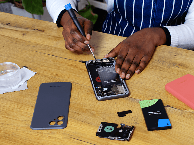Fairphone 4-telefon som blir reparert