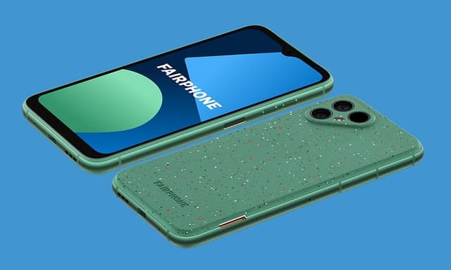 To Fairphone 4-telefoner, en med forsiden opp og en med baksiden opp