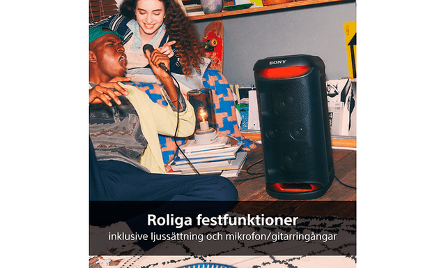 Ung man och kvinna sjunger till en mikrofon som är ansluten till Sony XV500-högtalaren