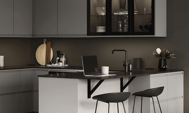 Epoq Integra Steel Grå køkkenkrog med laminatbordplade i sortbrun kompaktlaminat, glasskabe og barstole med Svanemærket