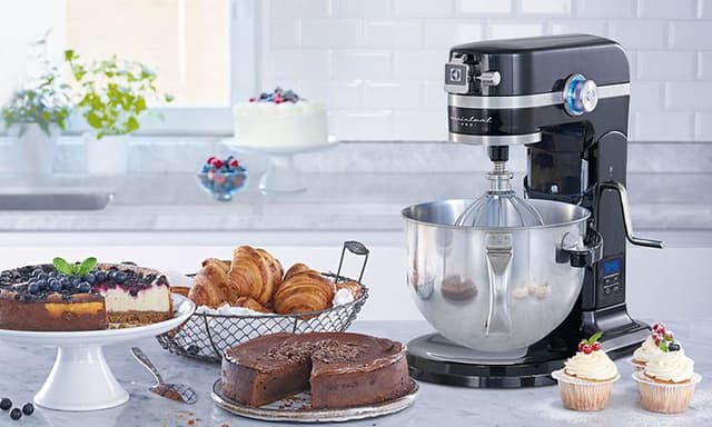 Electrolux-yleiskone ja erilaisia leivonnaisia sen vieressä keittiön työtasolla