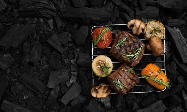 Grillede grøntsager på en grillrist
