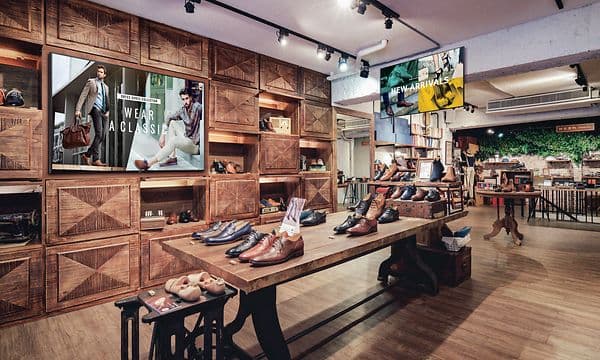 Samsung Business TV viser produkter i en skobutik
