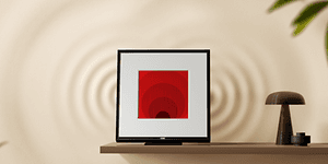 Samsung Music Frame på væg ved siden af lampe