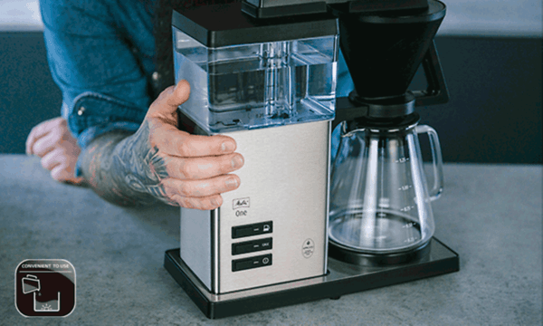 Melitta One kaffetrakter og en mann som bruker den