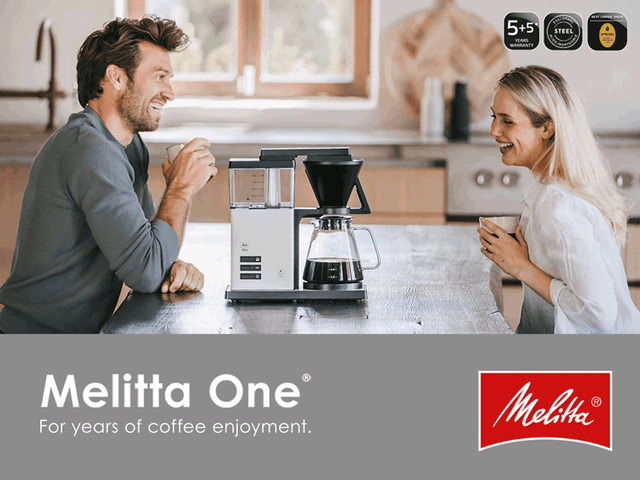 Melitta One kaffetrakter, et par som nyter nytraktet kaffe fra den og teksten For years of coffee enjoyment