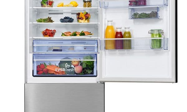 Beko-jääkaappipakastin, jonka avoin ovi näyttää jääkaapin sisällön