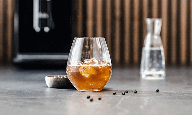Melitta Latticia OT kaffemaskin i bakgrunnen av en Espresso Tonic