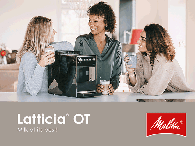 Melitta Latticia OT kaffemaskin, tre kvinner nyter nytraktet kaffe og tekst Latticia OT, Milk at its best!