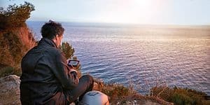En man vid havet med Garmin Zumo