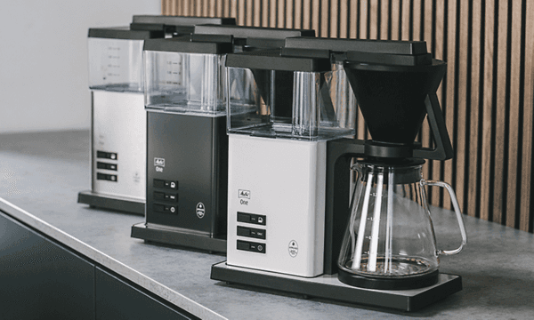 Melitta One kaffetrakter i forskjellige modeller på en kjøkkenbenk