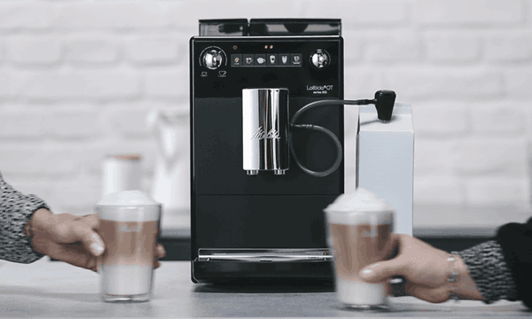 Melitta Latticia -kahvikone ja etualalla kaksi erikoiskahviannosta
