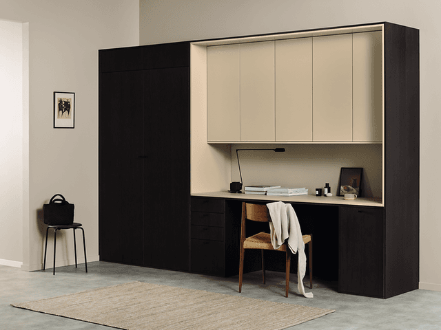 Køkken som kontor i mørkt træ og beige