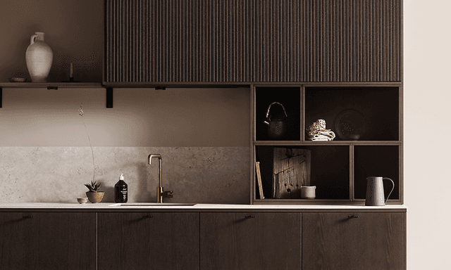 Epoq Edge Pillar Dark Oak keittiö - Dekton Sabbia Mora -työtaso ja messinkinen hana