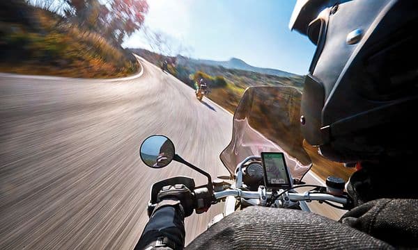 Garmin Zumo XT-navigaattori moottoripyörässä, joka ajaa maantiellä