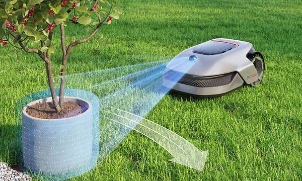 Dreame A1 gressklipper føler en hindring mens du klipper plenen