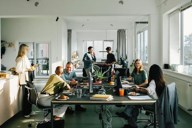 En gruppe medarbejdere i et åbent kontorlandskab