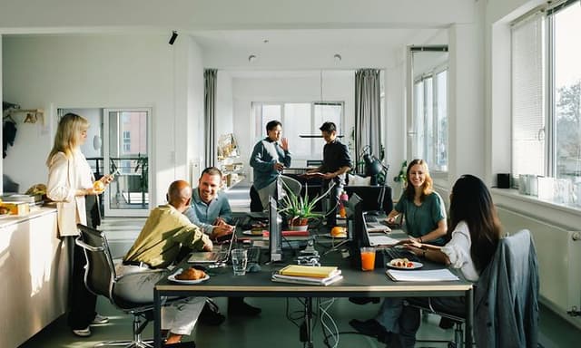 En gruppe medarbejdere i et åbent kontorlandskab