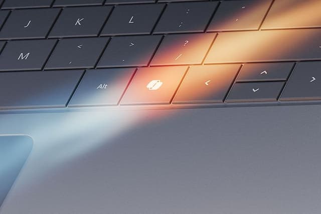 Nærbillede af tastatur på Microsoft-PC