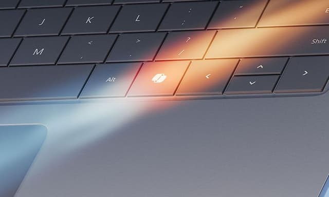 Nærbillede af tastatur på Microsoft-PC